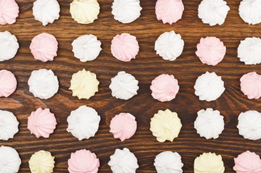 Hafif pembe meringues kökenli