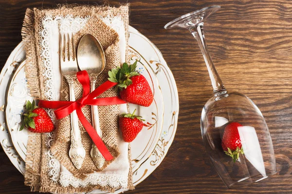 Servies en bestek met aardbei — Stockfoto