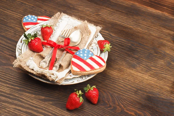 Vaisselle et argenterie aux fraises — Photo