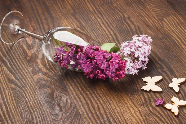 紫丁香和蝴蝶的酒杯 — 图库照片