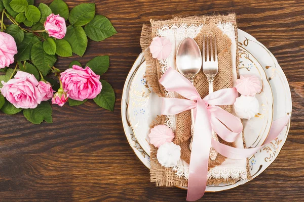 Tableware with light pink roses and meringues — Stock Photo, Image