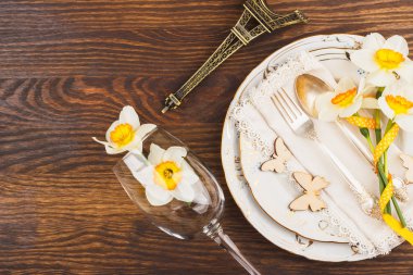 Ahşap arka plan üzerinde gümüş set