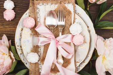 Hafif pembe peonies ve meringues ile sofra