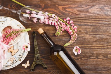 Pembe lupines ve gümüş sofra