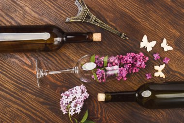 Kadehinin Menekşe leylak ve süslemeleri ile