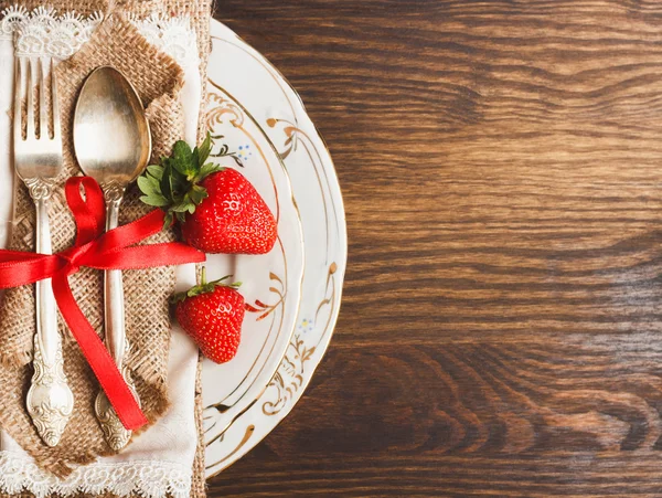 Επιτραπέζια σκεύη και μαχαιροπίρουνα με φράουλα — Φωτογραφία Αρχείου