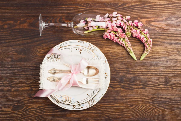 Tableware with pink lupines and silverware — Stock Photo, Image