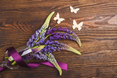 Menekşe lupinus kadehinin ahşap tahta üzerinde