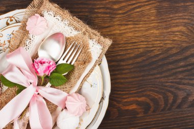 Hafif pembe Gül ve meringues sofra