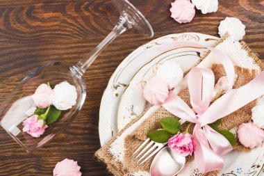 Hafif pembe Gül ve meringues sofra