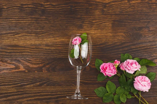 与装饰淡粉色玫瑰的酒杯 — 图库照片
