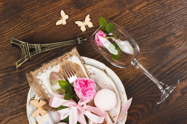 Tableware with lightpink roses and marshmallows — Stock Photo, Image