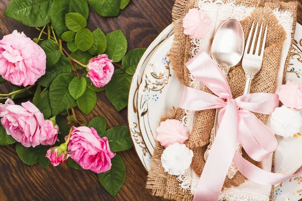 Посуд зі світло-рожевими трояндами і зливами — стокове фото