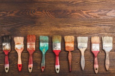 Ahşap masa üzerinde farklı fırçalar