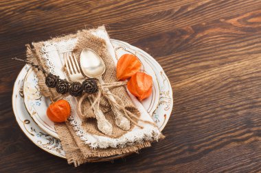 Turuncu Physalis ve gümüş sofra