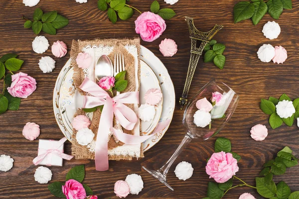 Tableware with light pink roses and meringues — Stock Photo, Image