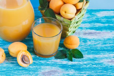 Kayısı suyu ve meyve sepeti nane ile