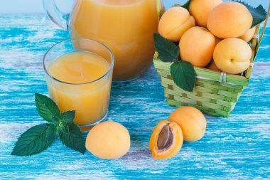 Kayısı suyu ve meyve sepeti nane ile