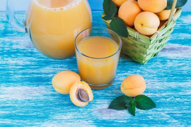 Kayısı suyu ve meyve sepeti nane ile