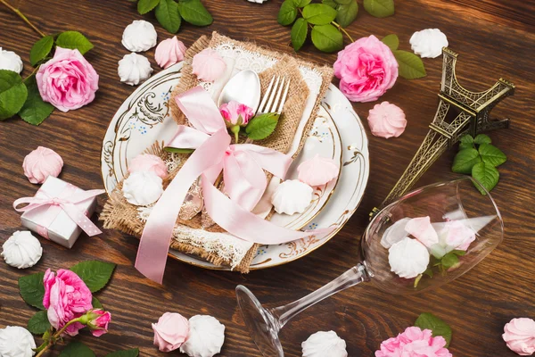 Tableware with light pink roses and meringues — Stock Photo, Image
