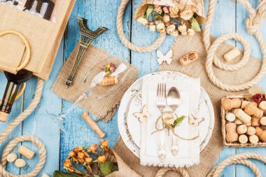 Sofra ve kuru çiçekler ile Gümüş eşyalar