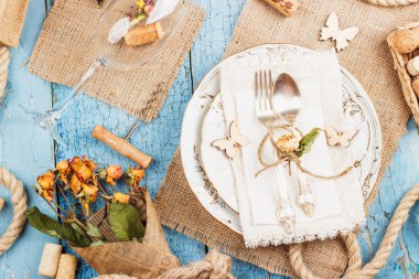 Sofra ve kuru çiçekler ile Gümüş eşyalar