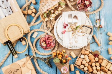 Sofra ve kuru çiçekler ile Gümüş eşyalar