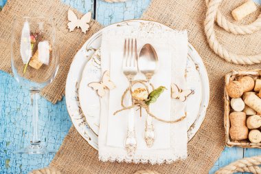 Sofra ve kuru çiçekler ile Gümüş eşyalar