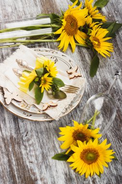 Sofra ve ayçiçeği ile Gümüş eşyalar