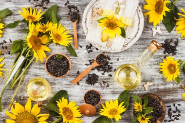 Sofra ve ayçiçeği ile Gümüş eşyalar