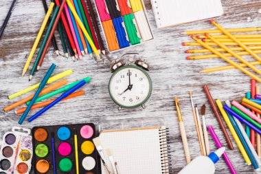 Ahşap arka plan üzerinde farklı okul malzemeleri