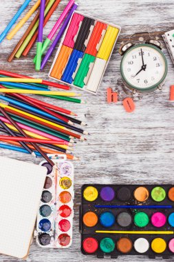 Ahşap arka plan üzerinde farklı okul malzemeleri