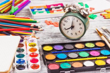 Ahşap arka plan üzerinde farklı okul malzemeleri