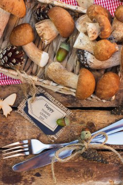 Çiğ beyaz mantar tam tepsi