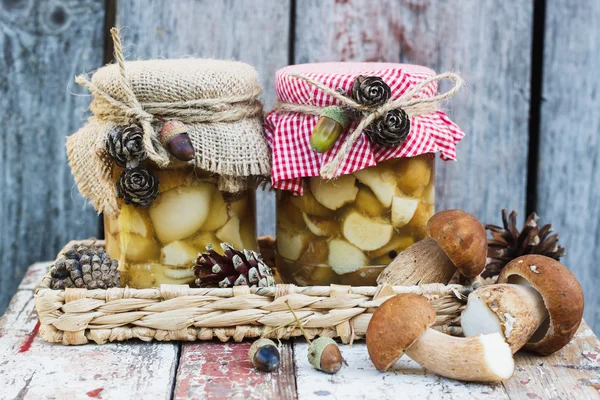 Konserve porcini ve çiğ beyaz mantar