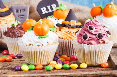 Renkli süslemeleri ile Halloween cupcakes