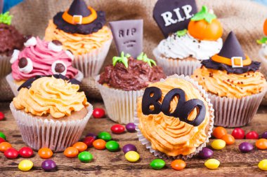 Renkli süslemeleri ile Halloween cupcakes