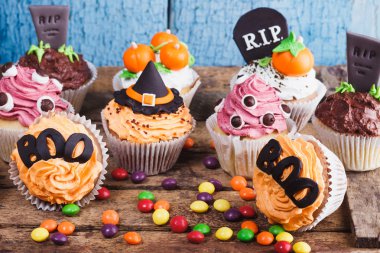 Renkli süslemeleri ile Halloween cupcakes