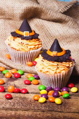 Renkli süslemeleri ile Halloween cupcakes