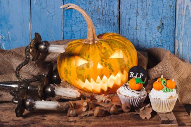 Cadılar Bayramı Balkabağı ve renkli süslemeleri ile cupcakes