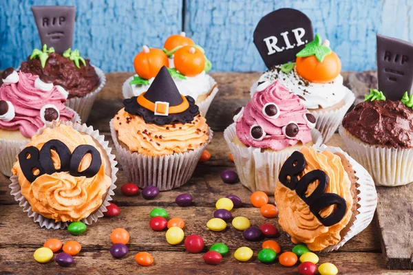 Renkli süslemeleri ile Halloween cupcakes