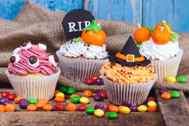 Renkli sakız süslemeleri ile Halloween cupcakes