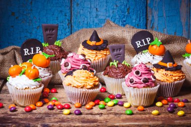 Renkli sakız süslemeleri ile Halloween cupcakes