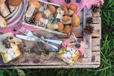 Çiğ beyaz mantar tam tepsi