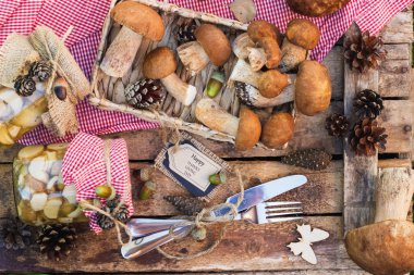 Çiğ beyaz mantar tam tepsi