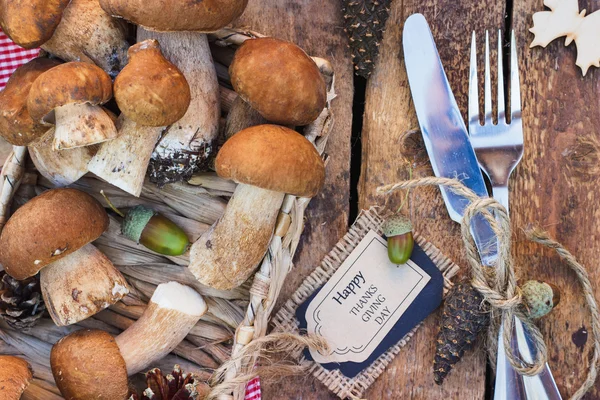 Volledige tray van rauwe witte champignons met herfst decoraties — Stockfoto