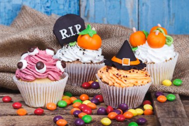 Renkli sakız süslemeleri ile Halloween cupcakes