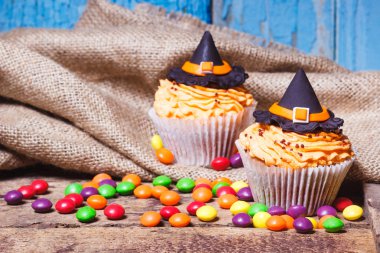 Renkli süslemeleri ile Halloween cupcakes