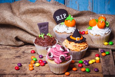 Renkli sakız süslemeleri ile Halloween cupcakes