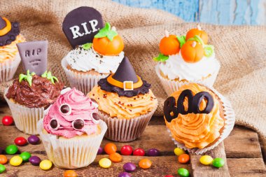 Renkli sakız süslemeleri ile Halloween cupcakes